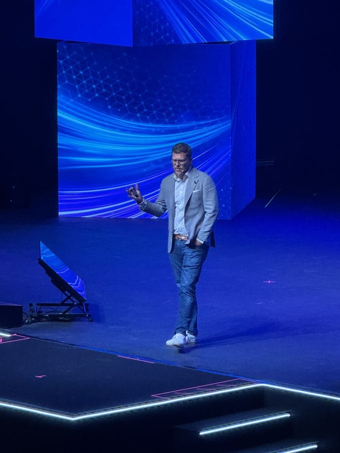 Dr. Jason Gladwell speaking on stage at the Align Evolution Summit in Sao Paulo